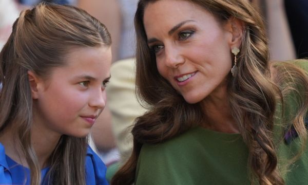 Η σπάνια βόλτα της Kate Middleton με την Charlotte στο μετρό του Λονδίνου θα χαροποιούσε την Diana