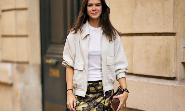 Fall trend: Τα πιο stylish κορίτσια φοράνε ήδη φούστες μέχρι το γόνατο με αυτές τις μπότες