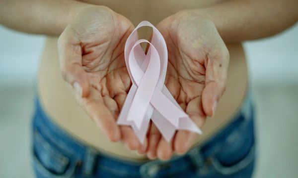 Έχει νοσήσει συγγενής σου από καρκίνο του μαστού; Πότε πρέπει να ξεκινήσεις τον έλεγχο