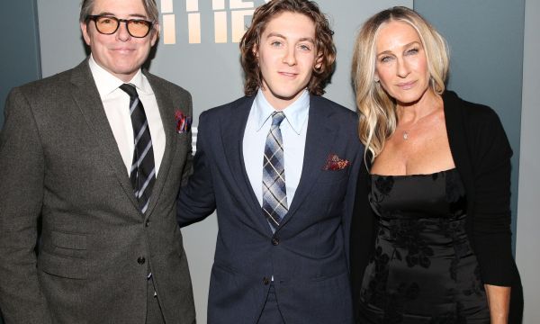 Sarah Jessica Parker: H σπάνια εμφάνιση στο κόκκινο χαλί με τον Matthew Broderick και τον γιο τους