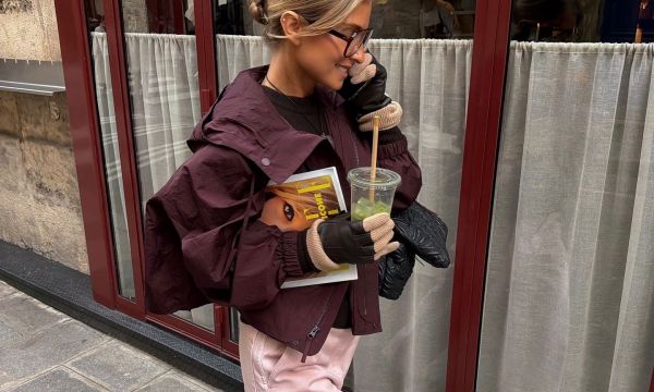 Ροζ και μπορντό: Τα cool girls του Instagram φοράνε συνέχεια αυτόν τον χρωματικό συνδυασμό