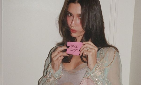 Hailey Bieber: Το μαύρο μανικιούρ της έχει τη λάμψη που θέλουμε για τη spooky season