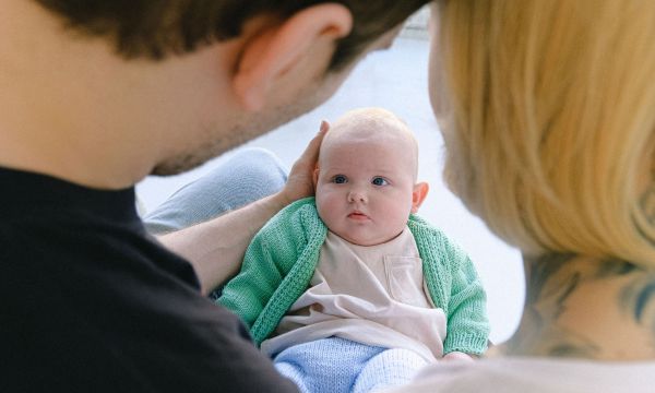 Μόλις το 3% των γονιών εμπιστεύεται το ένστικτό του και η πίεση να τα κάνεις όλα σωστά εξηγεί πολλά