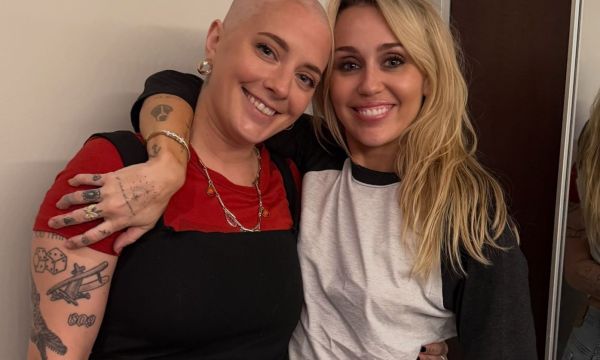 Η Miley Cyrus ξύρισε το κεφάλι καρκινοπαθούς θαυμάστριάς της δίνοντας το πιο συγκινητικό μήνυμα ζωής