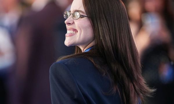Billie Eilish: Έκανε το πιο απρόβλεπτο hair move της χρονιάς και το καρέ γίνεται cool