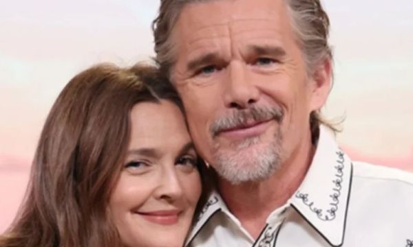 Βρε Ethan Hawke, τώρα θυμήθηκες να φλερτάρεις τη Drew Barrymore; Ένας διάλογος μόνο με red flags