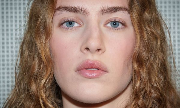 Η νέα beauty συσκευή που υπόσχεται πιο γεμάτα και λεία χείλη χωρίς ενέσιμες θεραπείες