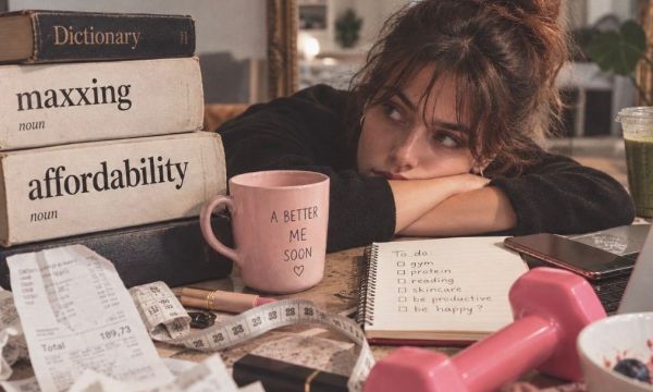 Maxxing vs affordability, και η λέξη της χρονιάς σε θέλει καλύτερη μέχρι να σιχαθείς τον εαυτό σου