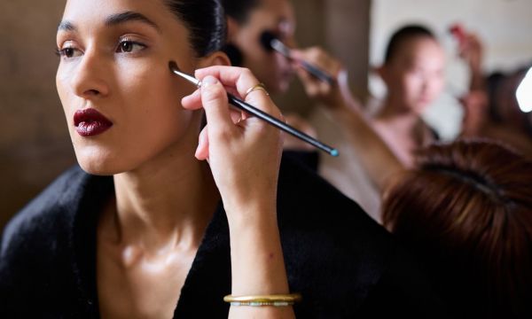 Πώς να καλύψεις τους μαύρους κύκλους με concealer; Hacks που άλλαξαν το βλέμμα μας