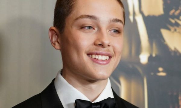 Knox Jolie: Ο γιος της Angelina Jolie άλλαξε ξανά χρώμα στα μαλλιά του και δεν περνά απαρατήρητος