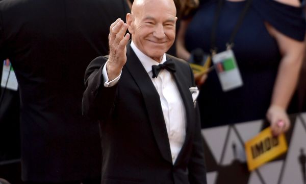 Ο Patrick Stewart γνώρισε τη δόξα στα 47. Την ανθρώπινη βαρβαρότητα από τα 7
