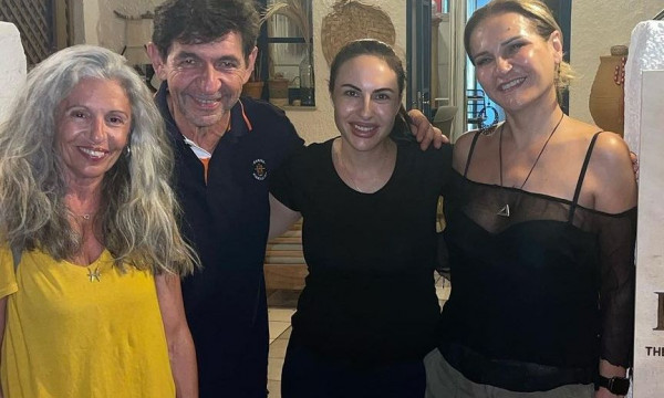 Η Γαλήνη Τσεβά σε μία σπάνια εμφάνιση με διαφορετικό look και η ομοιότητα με την κόρη της Δανάη