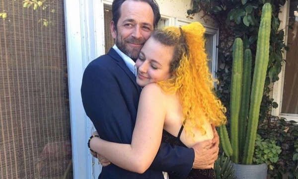 6 χρόνια μετά τον θάνατο του Luke Perry και η κόρη του Sophie χαμογελάει ξανά