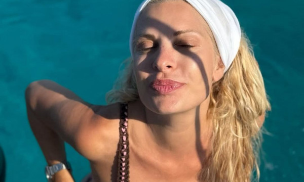 Η Ελένη Μενεγάκη φωτογραφίζει τον Μάκη Παντζόπουλο στους Παξούς και στα σχόλια μιλούν για case study