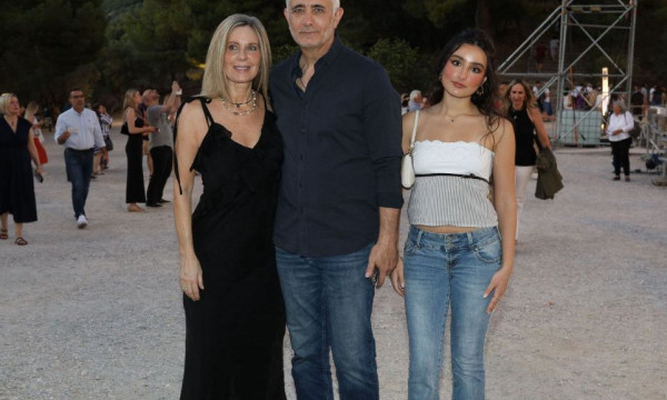 Σωκράτης Αλαφούζος: Η σπάνια έξοδος στην Ελλάδα με την κόρη και τη σύντροφό του & η ζωή στην Αμερική