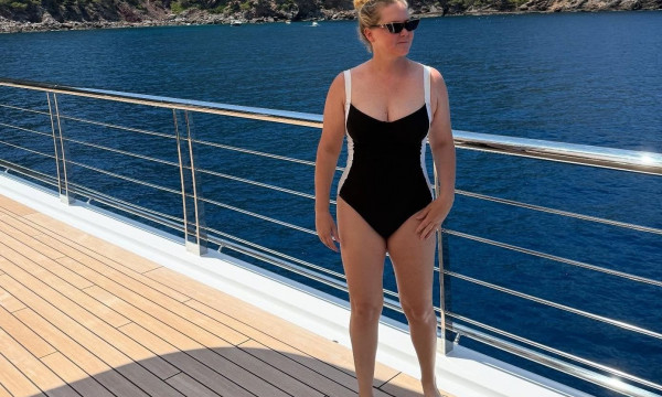 Από την Amy Schumer με μαγιό, ας κρατήσουμε την ειλικρίνεια για τα ενέσιμα στην απώλεια βάρους της