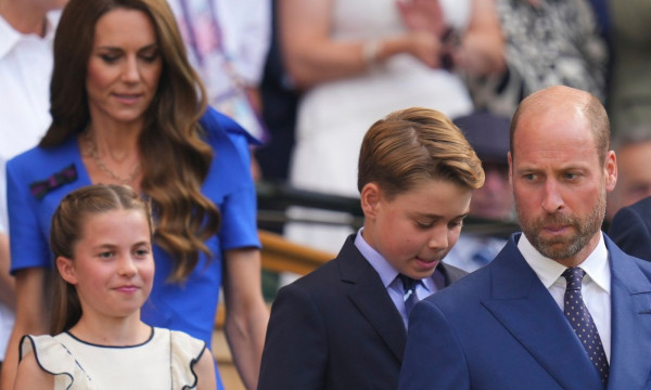Εμφάνιση έκπληξη για Kate στο Wimbledon με το ροζ μανικιούρ της Charlotte να «κλέβει» την παράσταση