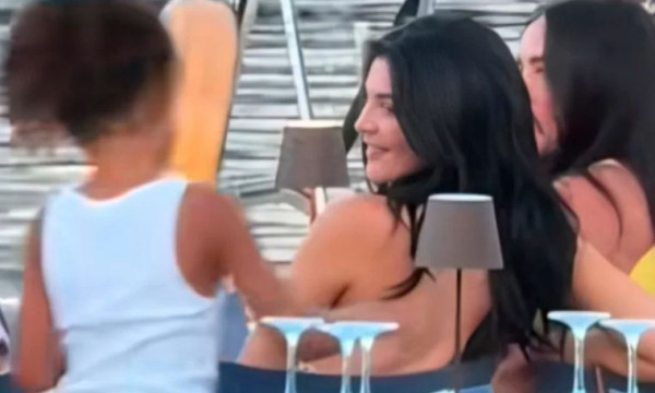 Η Kylie Jenner βρίσκεται στην Κεφαλονιά και όλοι ρωτάνε το ίδιο πράγμα