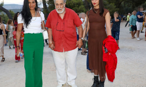 Ορόρα και Μαρία Αρζόγλου: Οι καλλονές κόρες του Κώστα Αρζόγλου, το θέατρο & η σπάνια κοινή εμφάνιση