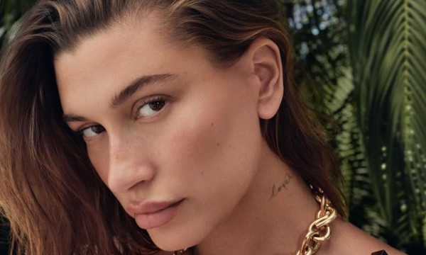 Η Hailey Bieber μας δείχνει πώς να κάνουμε contouring μόνο με ένα καφέ μολύβι χειλιών