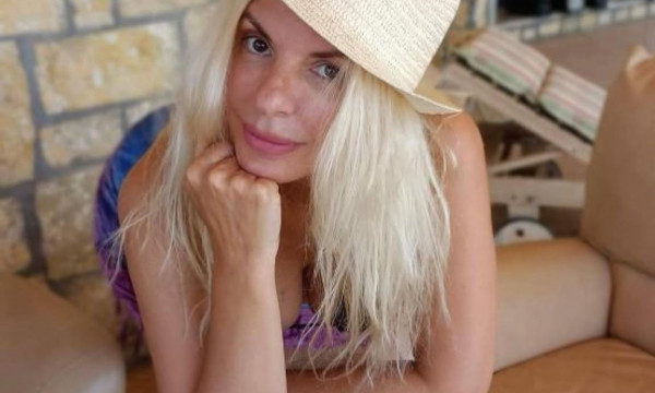 Η Αννίτα Πάνια κάνει διακοπές στην Καλαμάτα και μέσα από 2 ποστ δείχνει μια σπάνια πλευρά της