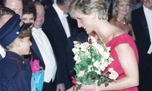 Ωδή στα 90΄s και στην Kylie Minogue η χρονοκάψουλα της Diana, αλλά γιατί άνοιξε 34 χρόνια μετά;