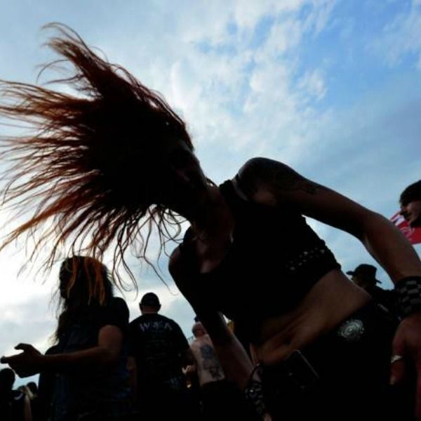 Προσοχή: To... headbanging μπορεί να βλάψει την υγεία!