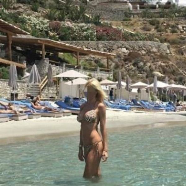 Είναι Μύκονο εδώ και τρεις μέρες και δεν την έχει πάρει χαμπάρι κανείς