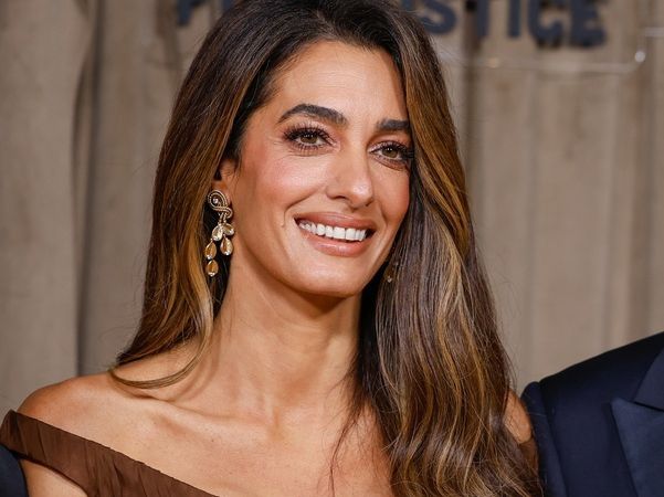 Toasty Makeup: 3 λόγοι που η Amal Clooney επιλέγει ξανά και ξανά το νέο makeup trend του TikTok