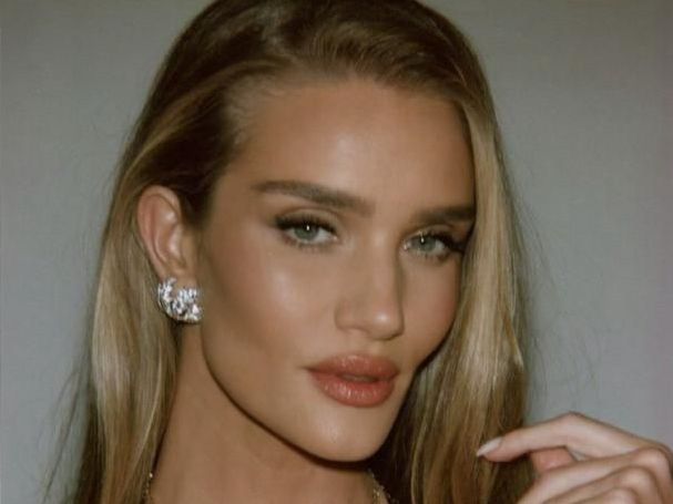 Δες πώς να φτιάξεις μόνη σου lip scrub με μέλι και κανέλα για λεία και απαλά χείλη