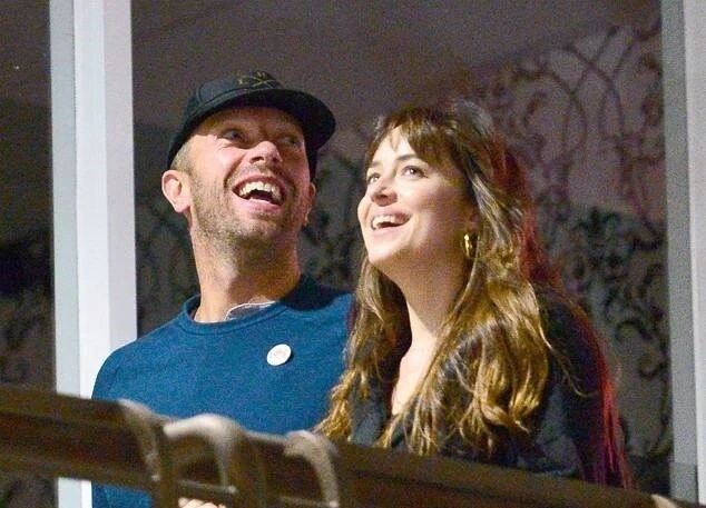 Οριστικός χωρισμός για τη Dakota Johnson και τον Chris Martin μετά από 8 χρόνια (on off) σχέσης