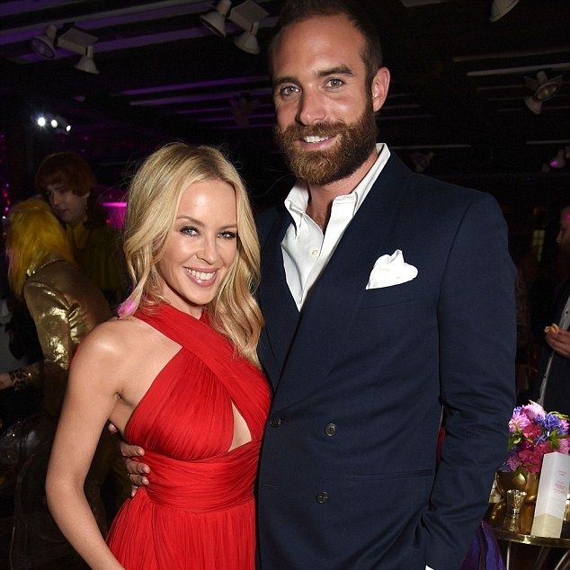 «Δεν ήταν γραφτό»: Η καταρακωμένη Kylie Minogue μιλάει ανοιχτά για τον χωρισμό της από τον Joshua