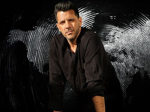 Ο Θοδωρής Φέρρης το μουσικό φαινόμενο της χρονιάς και τα 11 τραγούδια του άλμπουμ του το φανερώνουν