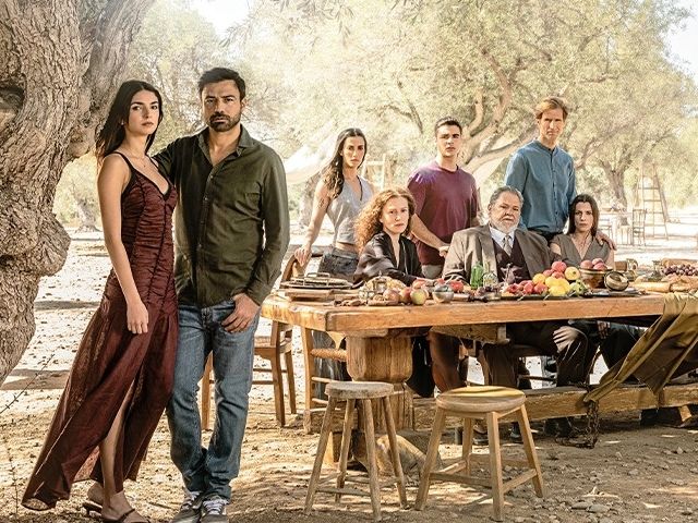 Τα 2 νέα ζευγάρια στη Γη της ελιάς που θα ζήσουν ένα δυνατό πάθος και ένα τραγικό τέλος