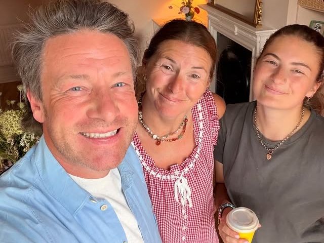 Η κόρη του Jamie Oliver αρραβωνιάστηκε & μοιάζει σαν χθες που τον βλέπαμε να μαγειρεύει σε 15 λεπτά