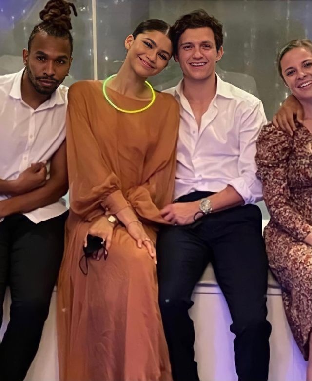 Καλεσμένη σε γάμο; Κάν' το όπως η Zendaya και φόρεσε το πιο άνετο wedding guest dress