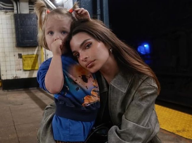 Emily Ratajkowski: Ο 5χρονος γιος της έκανε το ντεμπούτο του στη μόδα σε καμπάνια του οίκου Chanel