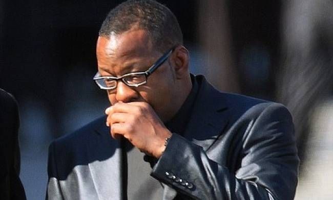 Η στιγμή της αποχώρησης του Bobby Brown από την κηδεία της Whitney Houston