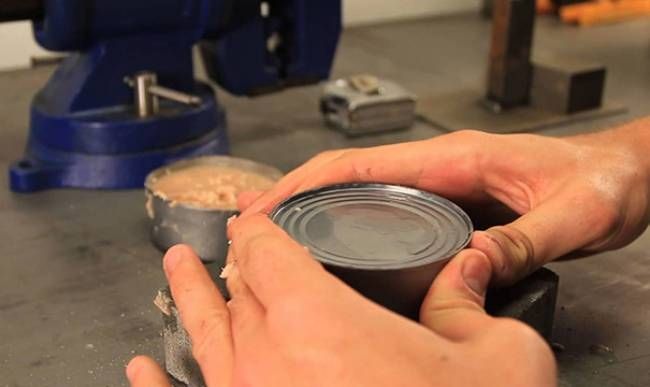 Πώς να ανοίξετε μια κονσέρβα με τα χέρια σας (Video)