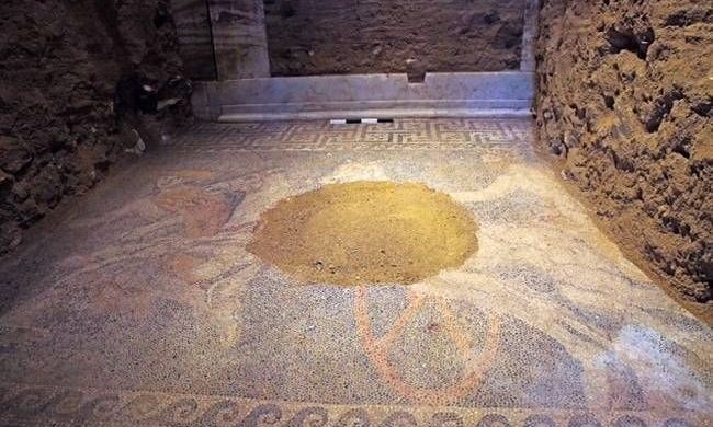 Αμφίπολη – Επιστύλια με γυναικεία και ανδρική μορφή