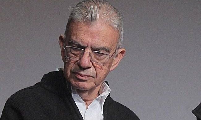 Mένης Κουμανταρέας: Τον στραγγάλισαν με γυμνά χέρια