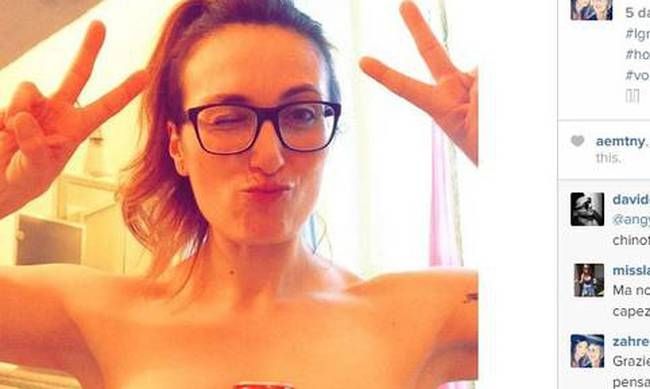 Ξεγέλασαν εκατοντάδες κοπέλες να ποζάρουν ημίγυμνες με αναψυκτικό στα στήθη τους (video)