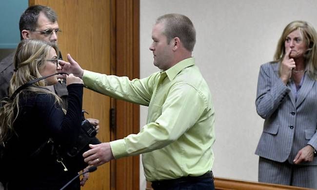 Η συγκλονιστική στιγμή που αγκαλιάζει την κοπέλα που σκότωσε τη σύζυγό του (photos)