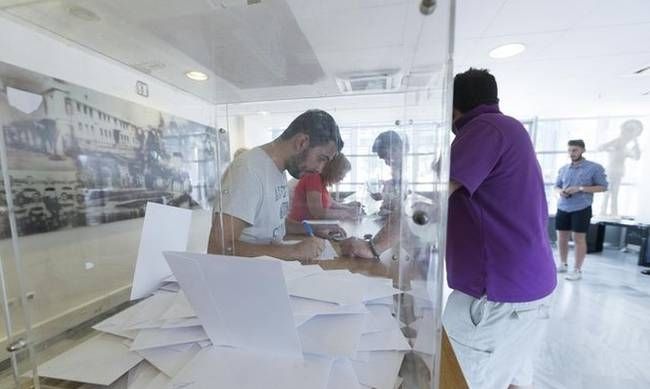 Δημοψήφισμα 2015 – «Θρίλερ» για το αποτέλεσμα δείχνει νέα δημοσκόπηση