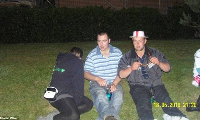 Τρομακτική φωτογραφία! Ποζάρουν αμέριμνοι… ενώ πίσω τους κρύβονται φαντάσματα (photos)