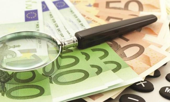 Στον «αέρα» τα οικογενειακά επιδόματα: 635.000 δικαιούχοι αναμένουν στο… ακουστικό τους