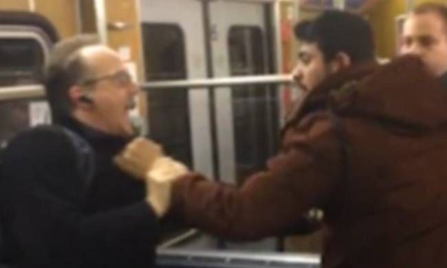Βίντεο σοκ: Καρέ-καρέ η άγρια επίθεση μεταναστών σε συνταξιούχους σε τρένο (video)
