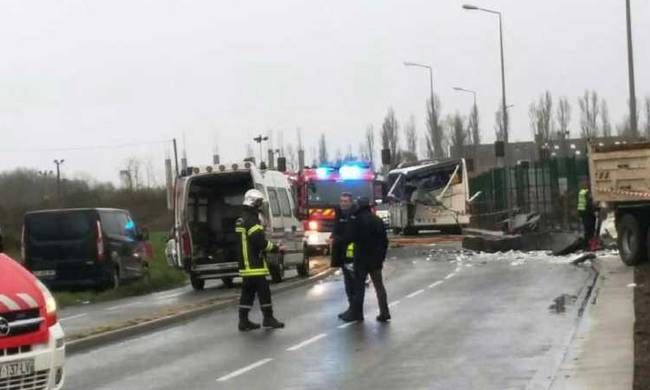 Τραγωδία: Έξι μαθητές νεκροί σε σύγκρουση σχολικού με φορτηγό (pics & vid)
