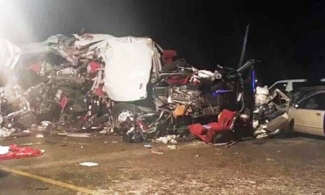 Σύγκρουση λεωφορείου με φορτηγό – Τουλάχιστον 18 νεκροί