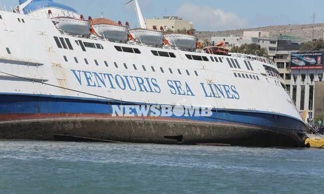 ΤΩΡΑ: Βυθίζεται πλοίο στο λιμάνι του Πειραιά (photos, videos)